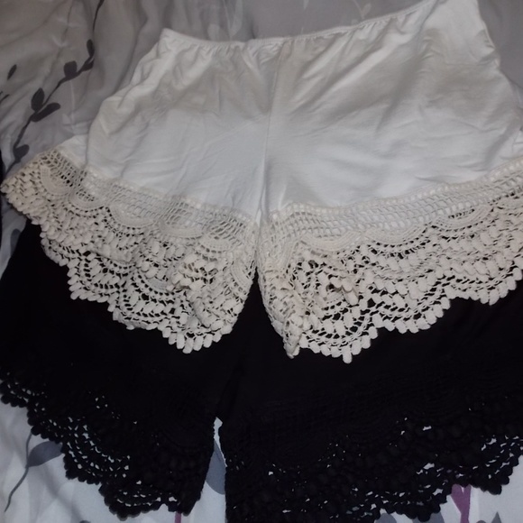 Cream and Black Lace Trim Short Extenders - Picture 3 of 4